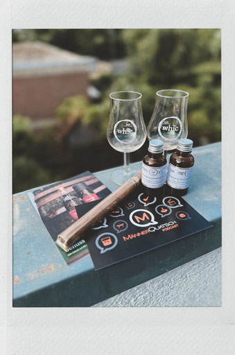 Das Titelbild zu Männerquatsch Podcast Folge 189 (GTA 6, Modretro Chromatic FPGA Game Boy angespielt, Whisky Tasting Circle) zeigt einen "Bunnahabhain 2012 Small Batch Edition #7 Signitory" Single Malt Whisky und eine "Casa De Campo" Zigarre.