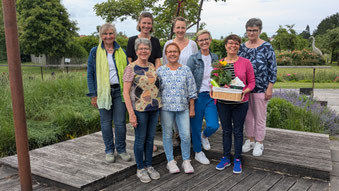 Ein Team der LandFrauen begrüßen das 200. Mitglied im Ortsverein Großdeinbach