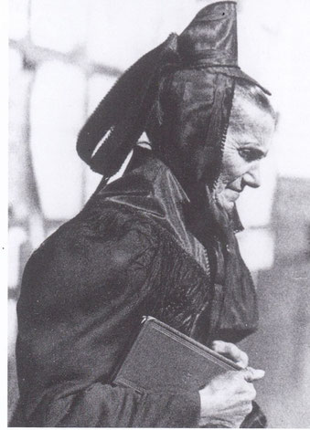 Anna Elis Klebe mit Hubbel beim Kirchgang, Foto:Hans Retzlaff um 1930
