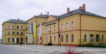 Das Bahnhofsgebäude Bischofswerda (Straßenseite) vor (Foto oben) und nach dem Rückbau um 2009 (unten). Quelle: Datei:Bischofswerda.jpg; Robert-heinzke Wikimedia,  S. 9