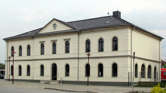 Übrig blieb der originale „Altbau“ von 1845/46.  Dieser ist das Duplikat des baugleichen ersten Radeberger Bahnhofes von 1845. S. 9