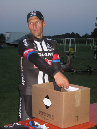 Jörg bei der Verlosung des Sonderpreises: ein Alpezin-Trikot mit den Unterschriften aller Alpezin Tour-de-France Teammitglieder. 