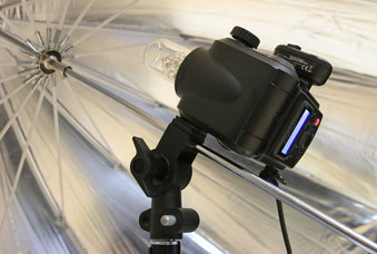 als sehr praktisch erweist sich das seitliche Stativgewinde des Light Shooters