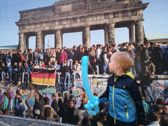 Hier feiern die Deutschen, dass die Mauer endlich fertiggeworden ist!