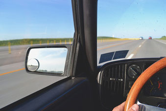 Haben Lenkrad und Fahrer im klassischen Sinne bald ausgedient? (Foto: pixabay.com / StockSnap)