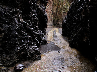 schmale Canyons füllten sich zu reissenden Bergbächen