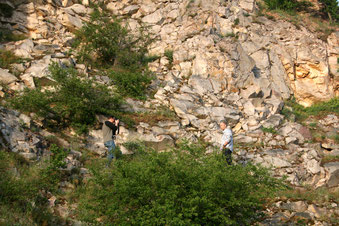 Shooting hoch oben im Steinbruch