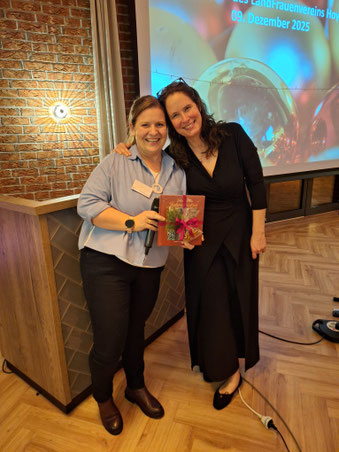 Anne Marie Meyer bedankt sich bei Stefanie Golisch für die gelungenen Veranstaltungen. © Chr. Stampe