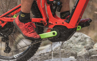 Kürzere Kurbeln am Bosch Performance CX e-Bike Antrieb geben mehr Bodenfreiheit