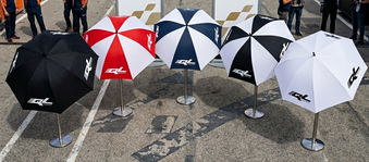 Gli ombrelli sono un prodotto che offriamo esclusivamente ai clienti che acquistano dei capi di abbigliamento personalizzato dalla nostra azienda.  I prodotti sono standard e la disponibilità è limitata e va accertata prima di ordinare.  I colori sono que