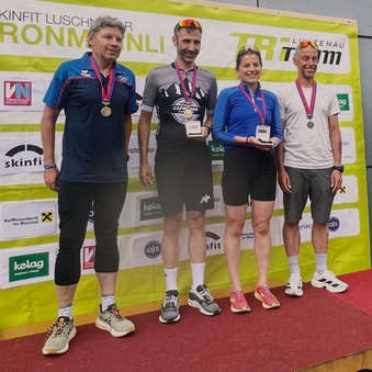 Podium LM Triathlon: vlnr Christian Harzenmoser (3.), Marcel Ender (1.), Ladina Eugster (1.), Thomas Langthaler (2.)