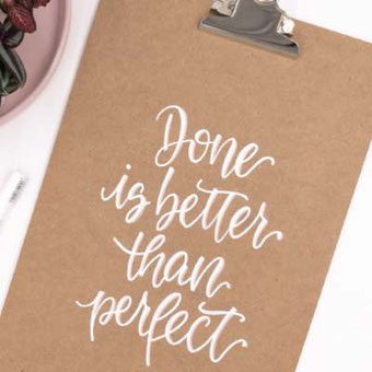 Lettering DIY Anleitung: so einfach kannst du dein Klemmbrett mit einem Spruch nach Wahl belettern