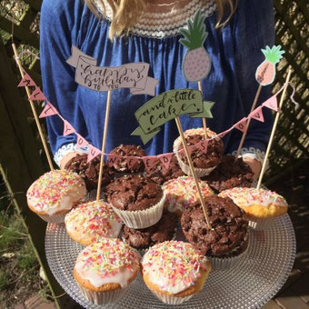 DIY Wimpelkette: Eine Lettering und Bastelanleitung wie du ganz einfach eine Wimpelkette für deinen Kuchen gestaltest