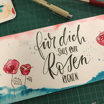 DIY Anleitung für eine Weinflaschenbanderole mit Handlettering: Mit Farbspritzern das Lettering verzieren