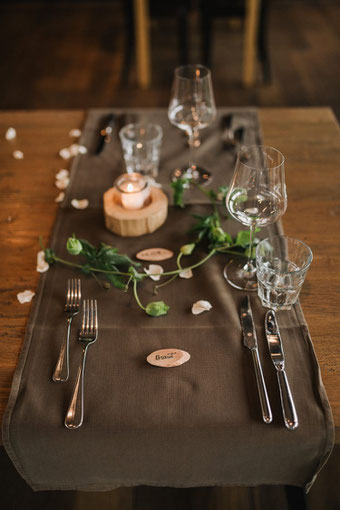 Hochzeit Tisch Dekoration mit Handlettering - Tischkärtchen für die Braut (Foto von Rebecca Krebs Photography)