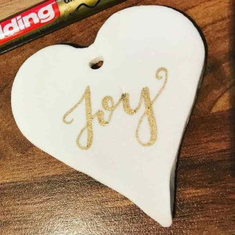 DIY Anleitung für Fake Porzellan - gestalte individuelle Geschenkanhänger oder Tischkarten mit Fake Porzellan und belettere sie