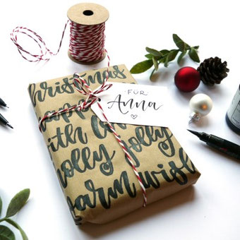 Geschenke hübsch verpacken ist mit Handlettering ganz einfach! Lerne in dieser Anleitung wie du das machst