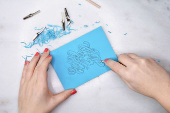 So schneidest du dein eigenes Lettering auf einer Linolplatte aus und gestaltest einen eigenen Stempel