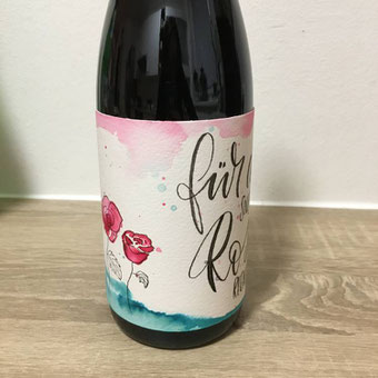 DIY Anleitung für eine Weinflaschenbanderole mit Handlettering - die fertige Flasche zum Verschenken
