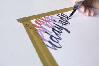 Gestaltung eines Geschenksets mit Handlettering - locker die Wörter auf ein Papier schreiben