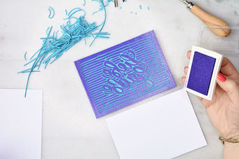 Mit Stempelfarbe deinen Linolschnitt einfärben - dein eigenes Lettering als Stempel