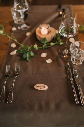 Hochzeit Tisch Dekoration mit Handlettering - Tischkärtchen für den Bräutigam (Foto von Rebecca Krebs Photography)