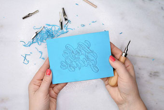 eigenes Handlettering auf Blockprint übertragen und einen eigenen Stempel gestalten