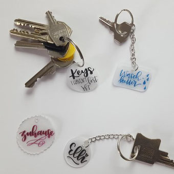 DIY Anleitung für Schlüsselanhänger: Wie du mit Handlettering und Schrumpffolie einzigartige Schlüsselanhänger basteln kannst