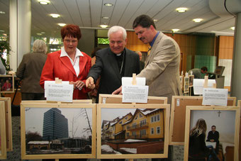 Eröffnung der Ausstellung der Fotoreportage in Wunstorf, mit Margret Engelking (DKG), Bischof Dr. Franjo Komarica und dem Journalisten Winfried Gburek. 