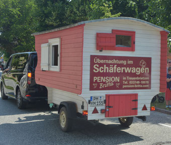 Pension Britta mit Schäferwagen beim Festumzug