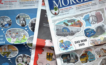 Verschieden aufgeblätterte Zeitungen mit Zeichnungen des Illustrators.