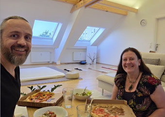 Workshop-Leitung Steffi von Vielfältig Lieben und Assistenz Daniel bei der Vorbereitung des Wheel-of-Consent-Workshops in Freiburg