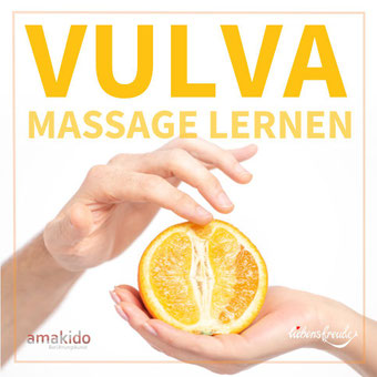 Massage lernen‘: Hände öffnen eine Orange als Metapher für achtsame Berührung; feiner Rahmen, Logos von amakido und LiebensfreudeKachel ‚Vulva – Massage lernen‘: Hände öffnen Orange als Metapher für achtsame Berührung; feiner Rahmen, Logos von amakido