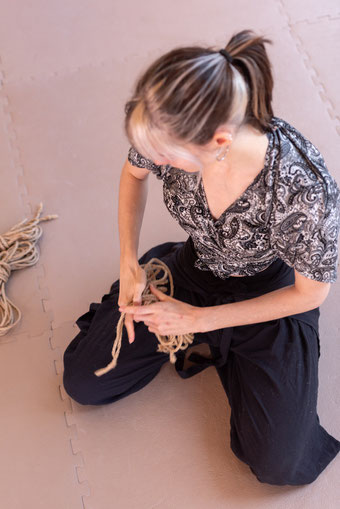 Eine Frau packt ihr Shibari Seil aus Jute Kinbaku Bondage Workshop.
