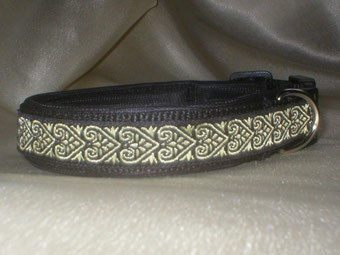 Klickverschluss, Halsband, 2,5cm, Gurtband schwarz, Borte Herzranke in gold und schwarz