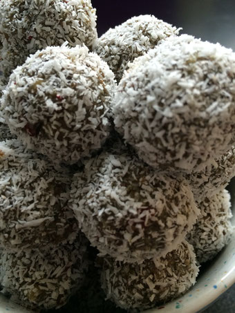 Energie Kugeln (Kokosraspeln, Leinensamen, Weizenkleie, Acai Pulver, Goji Beeren, Walnuss, Mandeln, Haritaki, Camu Camu, Chlorella, Carob, He shou Wu, Chia Samen, Reismehl und zum binden wahlweise Honig, Kokoscreme oder kakaobutter