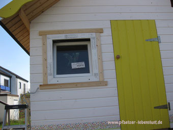 Fenster Gartenhaus Holzhaus aus Kunststoff einbauen Rahmen