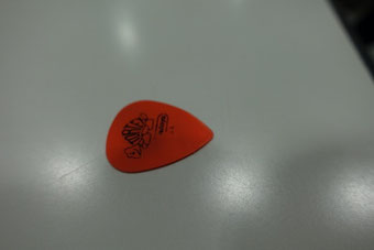 エンダの使っているピック。ジム・ダンロップ製のもので日本の楽器屋さんでも普通に手に入るものです。