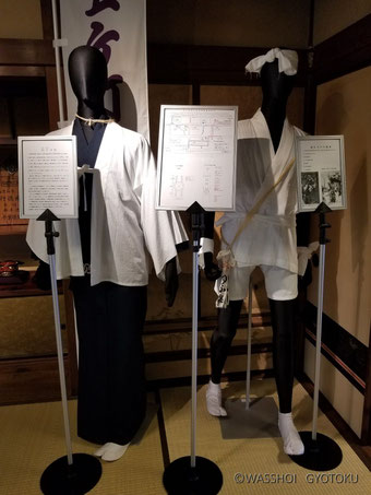 左：白丁の衣装　右：担ぎ手の衣装　　（展示：行徳ふれあい伝承館）