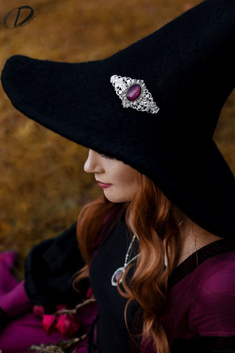Hexe mit Hexenhut in burgund mit viktorianischer Haarspange, Foto Christin Dolejs, Lillyfee Cosplay