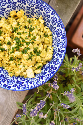 Veganes Rührei in Schüssel
