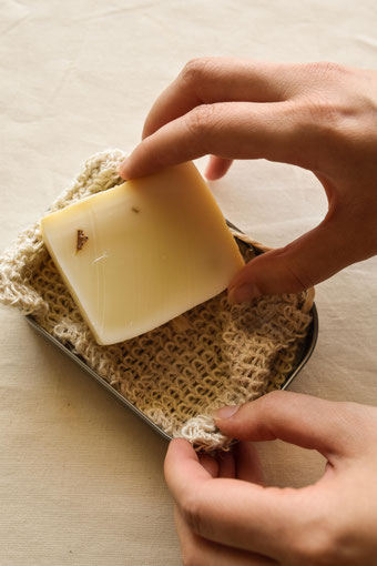 Plastikfrei auf Reisen Travel Kit: feste Seife und Seifensäckchen in Dose RiekesBlog