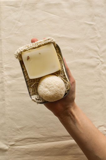 Plastikfrei auf Reisen Travel Kit: feste Seife, Cognacschwamm und Seifensäckchen in Dose RiekesBlog
