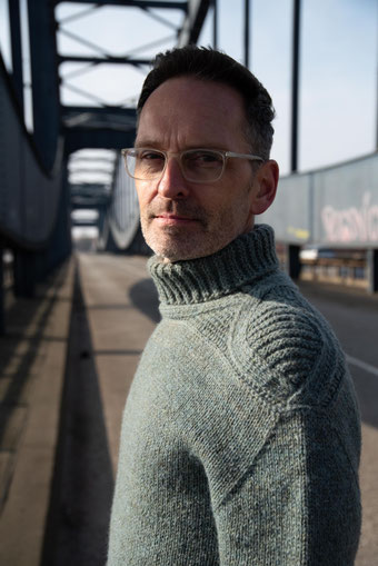 Corporate Designer Andreas Ruthemann an den Hamburger Elbbrücken