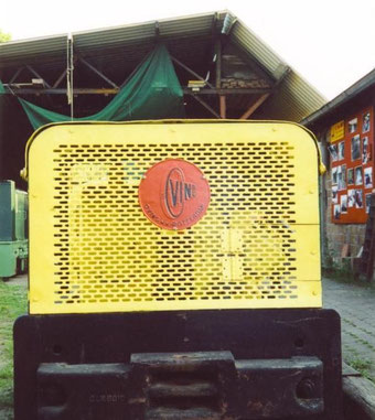 Spoorijzer 109 tijdens het voorjaar in 2003 met de Oving plaat op de neus.