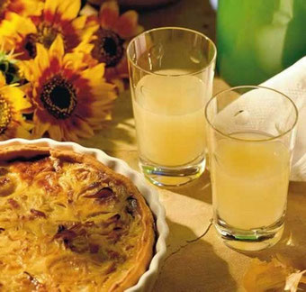 Gern mit Zwiebelkuchen genossen: Bitzelnder Federweißer