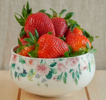 Eet fruit, zoals aardbeien, voor een gezond gewicht. 