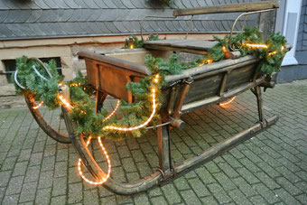 Weihnachtshochzeit - Schlitten - Dekoration - Hochzeitsplaner München - HeimatHochzeit