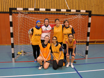 Die Futsalicious Essen Ladies (noch ohne offiziellen Trikotsatz): Asmae Gassa, Ines, Sonja Droste, Juliane Richter, Elena Kleine, Meriam Gassa, Nassira (Foto: Futsalicious Essen)