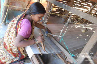 Weberin in Indien am Webstuhl